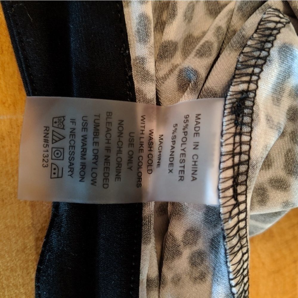 Vince Camuto Leopard print top size xl - Picture 3 of 4